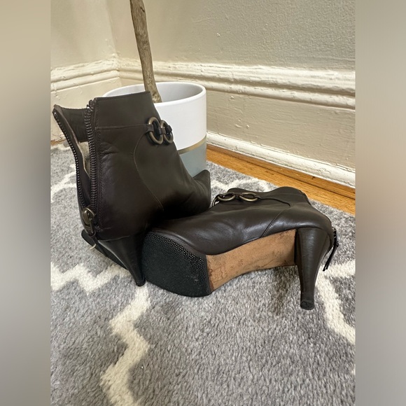 Michael Kors Brown Leather Like New Ankle booties- size 8 1/2. - Picture 2 of 5